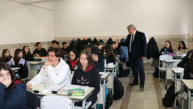Sünnetçi: Gençlerimiz Her Zaman Kendilerine Bir Hedef Belirlemeli