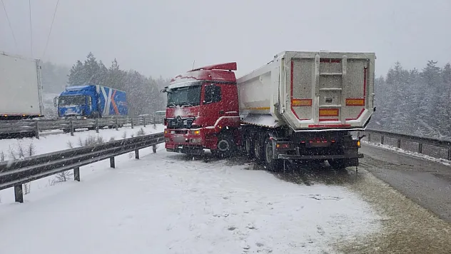 Sürücüler Dikkat! Afyon'da Kar Yağışı ve Yollarda Son Durum Açıklandı