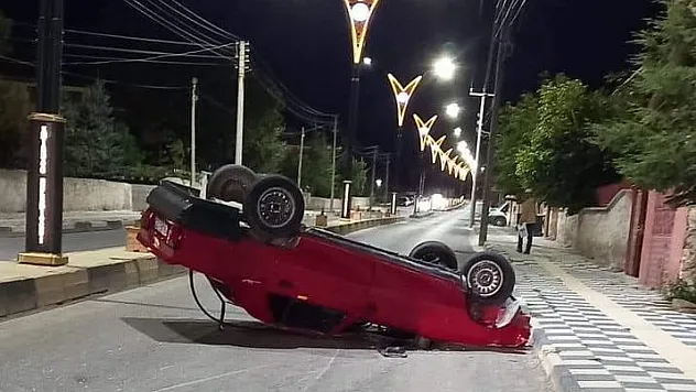 Takla atan otomobilini bırakıp kaçtı
