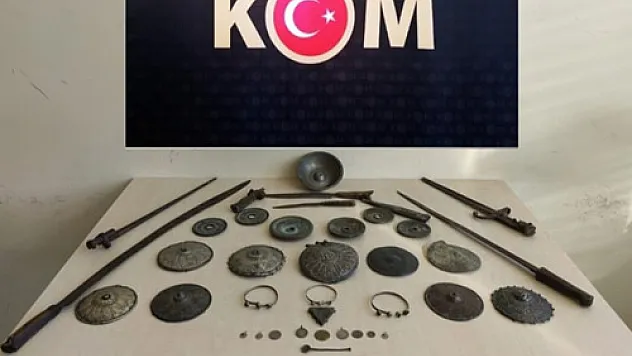 Tarihi eser kaçakçıları 38 parça eserle yakalandı