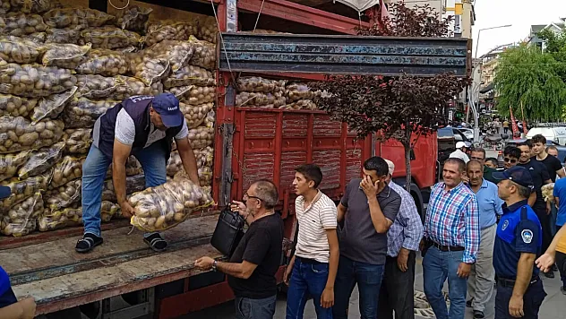 Tarlasında Yetiştirdiği 20 Ton Patatesi Vatandaşa Dağıttı