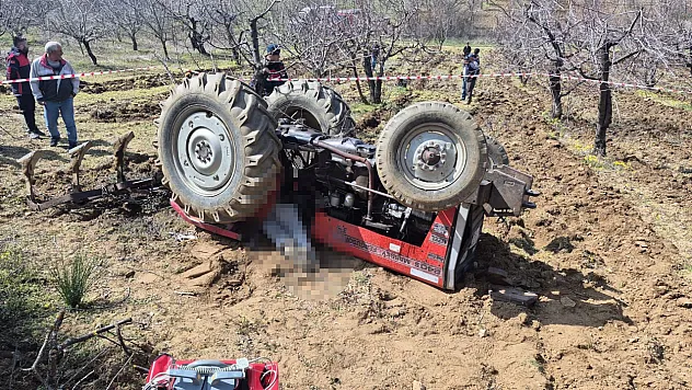 Tarlasını Sürerken Devrilen Traktörün Altında Kaldı