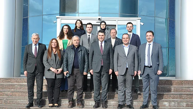 Tartışmaları Gülümseyerek İzliyorum