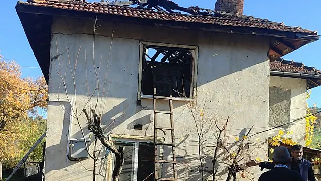 Tavşanlı'da 2 Katlı Ahşap Ev Yandı