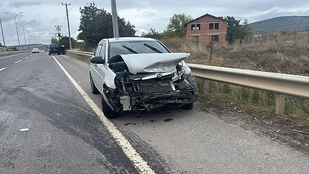 Tavşanlı'da Otomobil Demir Bariyerlere Çaptı: Sürücü Hastaneye Kaldırıldı