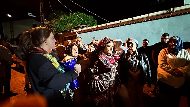 'Tavuk Almaya' Giden Geline Oğlak Verdiler, Gelin Şaşkınlığını Gizleyemedi