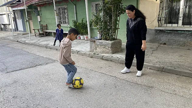 Tedaviyle Dünyanın Renklerini İlk Defa Gören 2 Kardeş, Başka Hastalara Da Umut Oldu