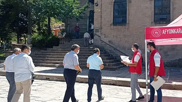 Tek kullanımlık seccade dağıtıldı