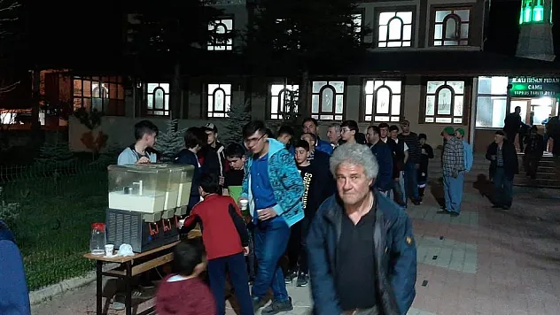Teravih namazı sonrası ballı süt ikramı
