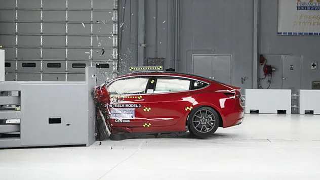 Tesla, Güvenlikte Sınıfta Kaldı!