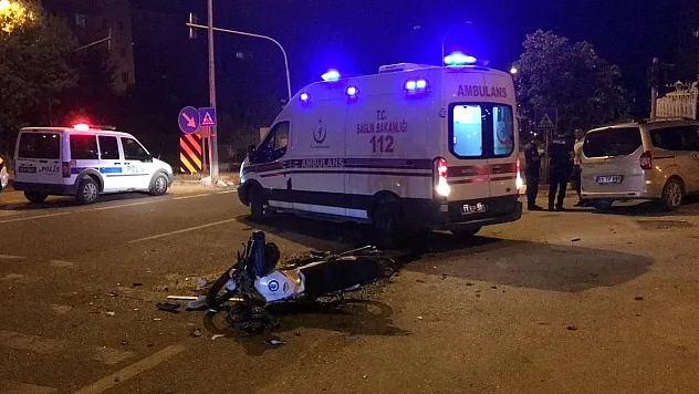 Ticari araç ile motosiklet çarpıştı: 1'i ağır 2 yaralı