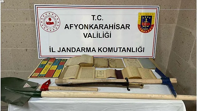 Tılsım, büyü kitabı ve kılıçla define arıyorlardı