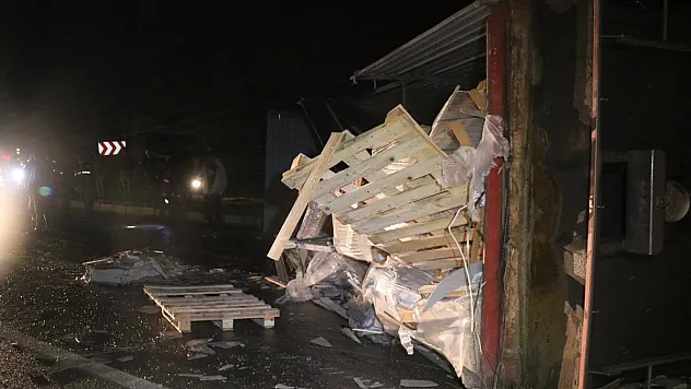 Tır Devrildi Kazada Karayolu Tek Yönlü Trafiğe Kapandı
