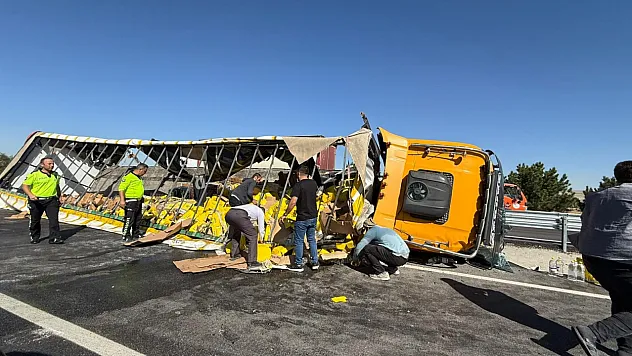 Tır Devrildi, Yüzlerce Kutu Yağ Yola Saçıldı!