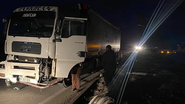 Tır ile otomobil çarpıştı, 3 kişi öldü