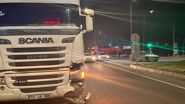 Tır Otomobile Arkadan Çarptı: Şans Eseri Yaralanan Olmadı