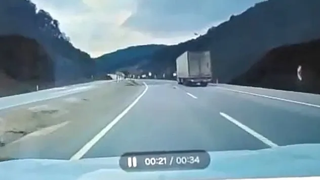 Tır Otomobilin Üzerine Devrildi
