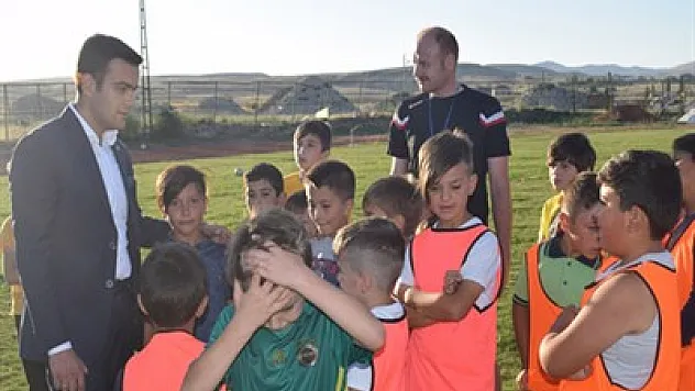 Topaloğlu Yaz Futbol Okulu'nu ziyaret etti