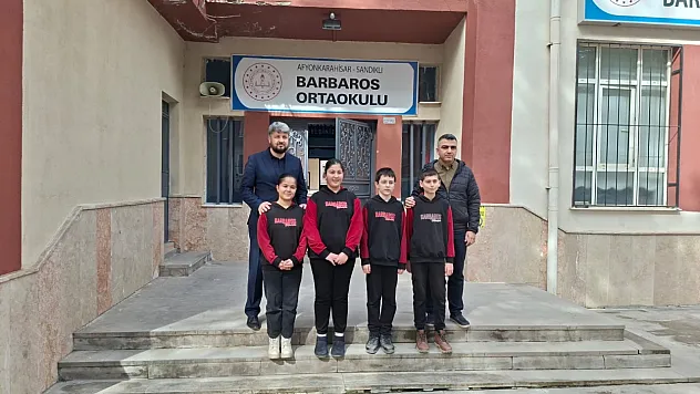 Topladıkları Para İle 3 Bakkalın Veresiye Defterini Satın Alan Öğretmen Ve Öğrenciler Yürekleri Isıttı