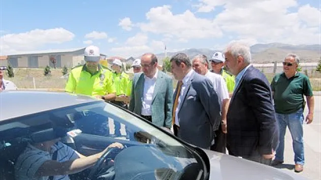 Trafik ekiplerinden sürücülere lokum ikramı