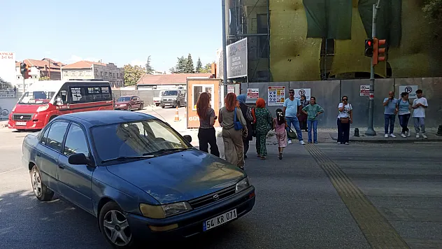 Trafikte Kırmızı Işığı Umursamayan Yayalar Tehlike Oluşturuyor