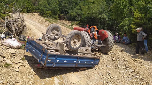 Traktör römorku devrildi: 4 yaralı