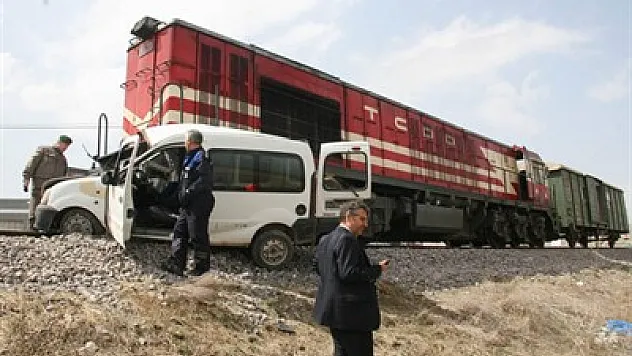 Tren otomobile çarptı: 1 ölü, 2 yaralı