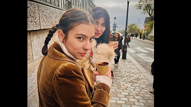 Tuğba Büyüküstün'ün Kızlarıyla Paris Paylaşımı Sosyal Medyayı Salladı!