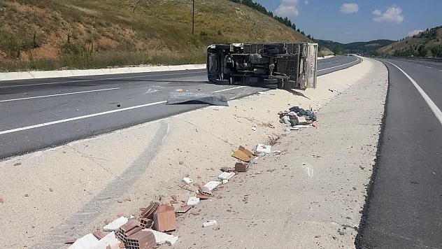 Tuğla Yüklü Kamyonet Devrildi: 3 Yaralı