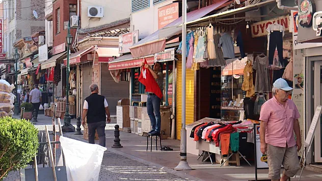 Tüm dükkanlara Türk bayrağı asıldı