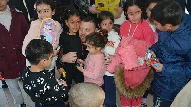 Ülkü Ocakları, depremzelerin yanında