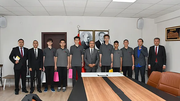Uluslararası Robot Yarışması'nda Derece Alan öğrencilerden İl Milli Eğitim Müdürü Aydın'a Ziyaret
