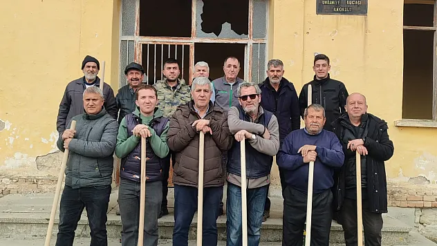 Umraniye Köylüleri 300 Adet Fidanı Okul Ve Camii Bahçesine Diktiler