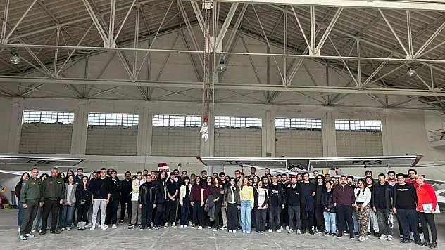 Üniversite Öğrencileri İnönü Havacılık Eğitim Merkezi'ni Ziyaret Etti, Eğitim Uçaklarını Yakından Gördü
