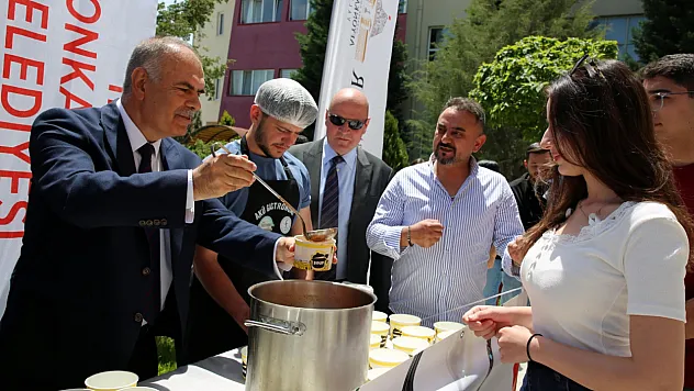 Üniversite Öğrencilerine Sakala Çarpan İkramı