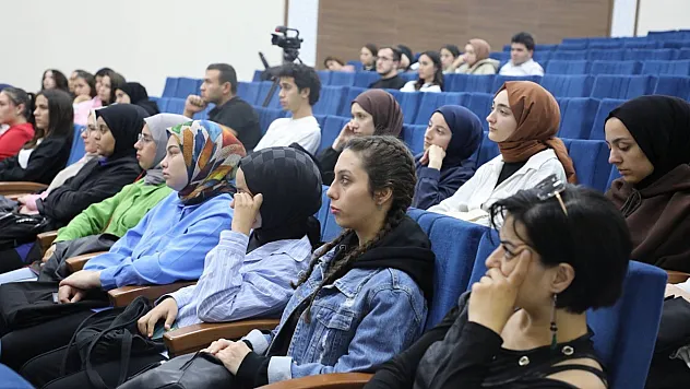 Üniversite Yaşamına Uyum İçin Bir Aradalar