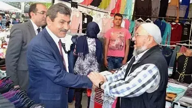 Ürün, Ataköy pazarında karanfil dağıttı