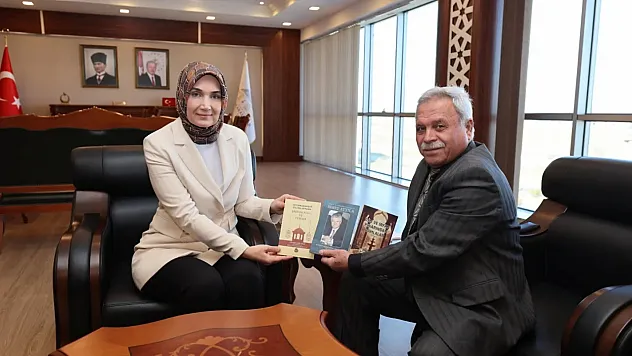 Usta Yazar Şahintepe, Kitaplarını Vali Yiğitbaşı'na Takdim Etti