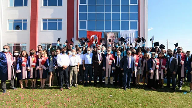 Uygulamalı Bilimler Yüksekokulu ilk mezunlarını verdi