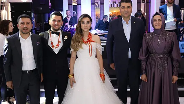 Uysal, gündemdeki  siyasetçinin düğününde