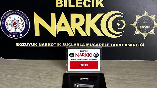 Uyuşturucu baskınında esrar ve bong ele geçirildi