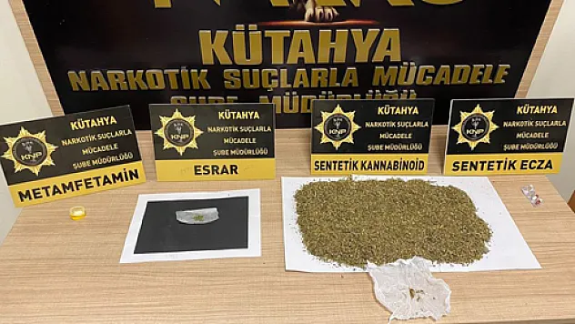 Uyuşturucuyu Yola Döküp Kaçmaya Çalışan Zehir Tacirleri Tutuklandı