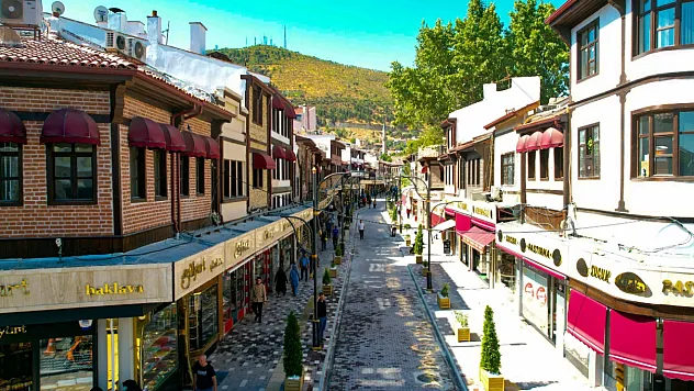 Uzun Çarşı'dan Ulu Camii'ye Nostaljik Tramvay