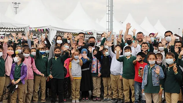 Vali Çiçek ve Başkan Zeybek Kitap Fuarı’nda vatandaşlar bir araya geldi