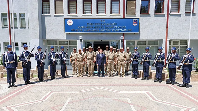 Vali Sözer Mehmetçiklerle Aynı Sofrada Buluştu