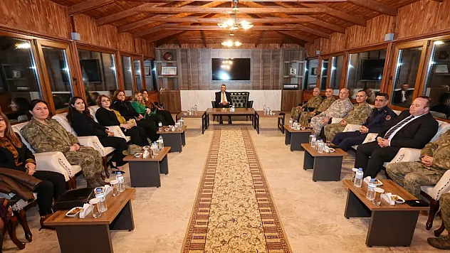 Vali Vekili Mehmetçik'le İftar Yaptı