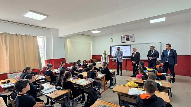Vali Yardımcısı Öğrencilerin Dersine Katıldı