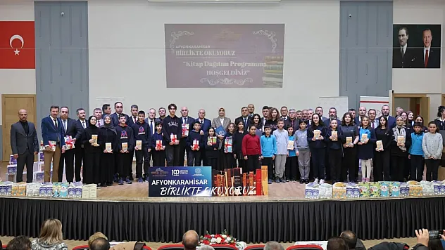 Vali Yiğitbaşı Liderliğinde 10 Bini Aşkın Kitap Dağıtıldı