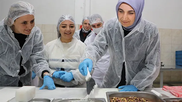 Vali Yiğitbaşı, lokum sardı, pişmaniye yaptı