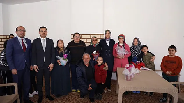 Vali Yiğitbaşı, Sandıklı'da depremzede aileleri ziyaret etti